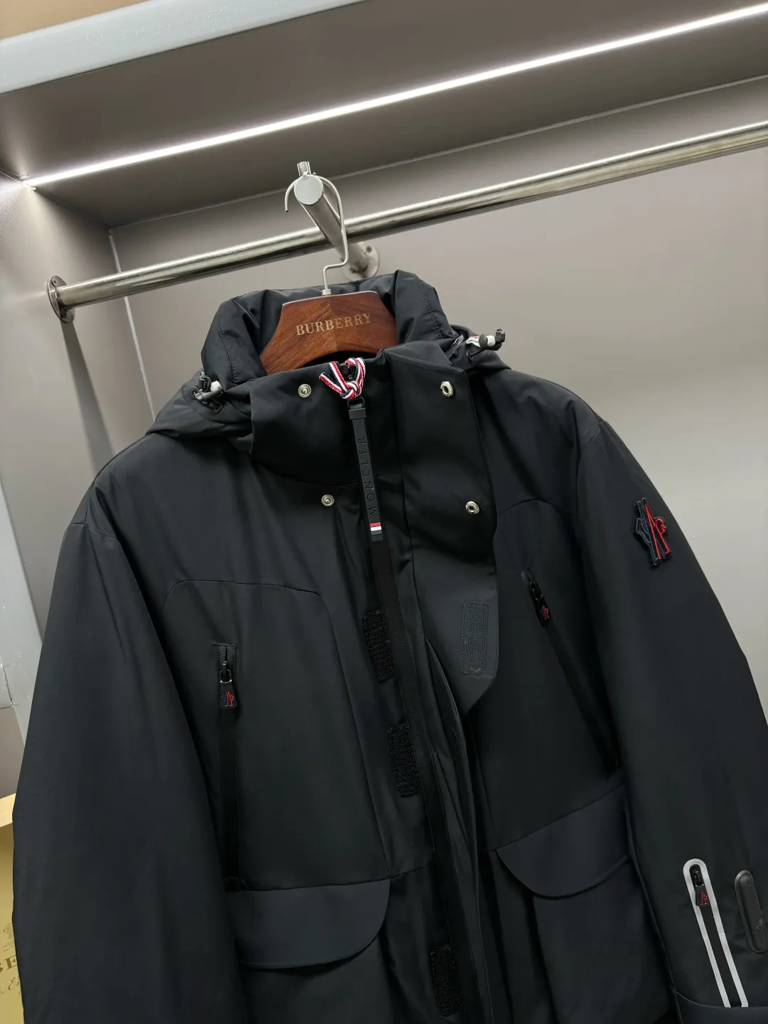 Moncler Premium ， Versatile ， ， ， Classic ， ， ， ！ 100% ， 90% ， ， ， 。 Classic MON Logo ！ YKK 。 ， ， micro chic ， Classic ， 。 Sizes：M-XXXL ：Black White